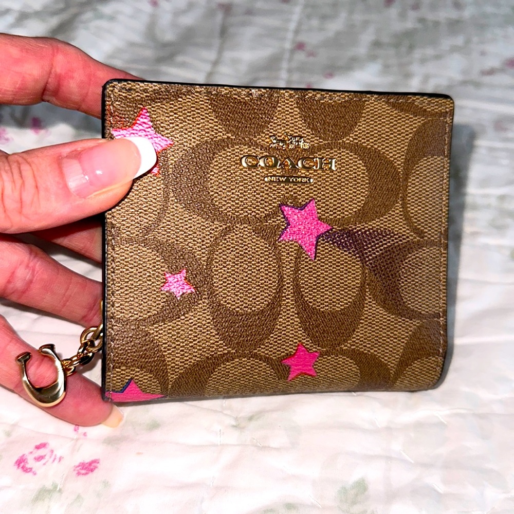 𝗖𝗢𝗔𝗖𝗛 Khaki Disco Star Snap Wallet!